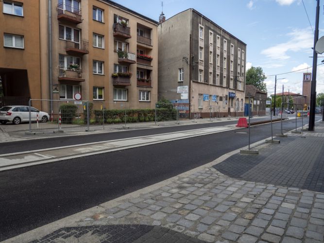 Na placu budowy ul. Piekarskiej trwa asfaltowanie, brukowanie i przebudowa skrzyżowań