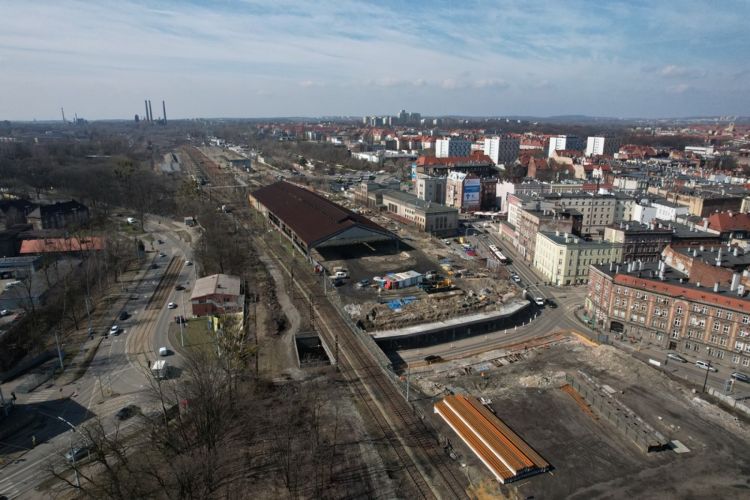 Montaż elementów konstrukcyjnych nowego wiaduktu w rejonie Zamłynia