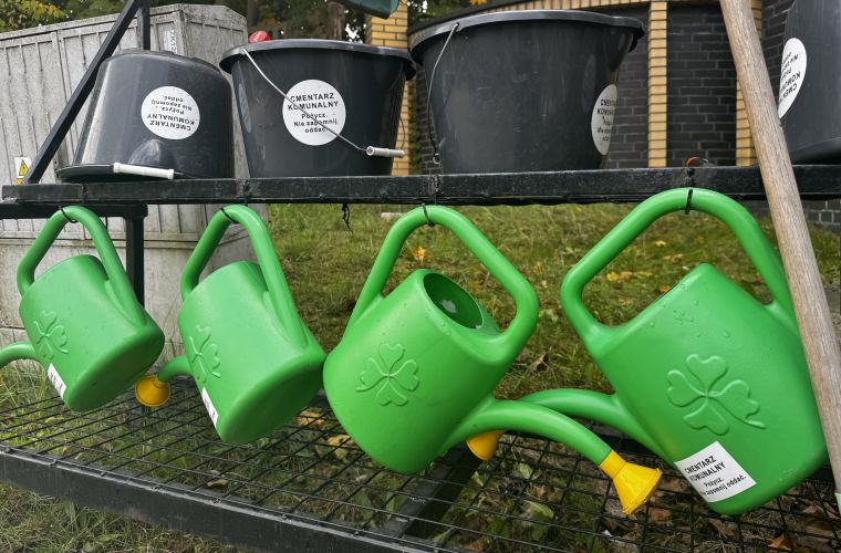 Regał z narzędziami do porządkowania nagrobków