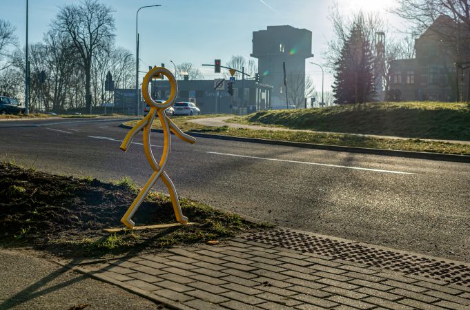 Odblaskowe oznakowanie przy sugerowanym przejściu dla pieszych przy ul. Wyzwolenia
