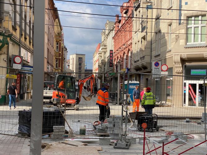 W rejonie torowiska tramwajowego na ul. Dworcowej wykonawca kończy układanie kostki granitowej. Konieczne będą prace nocą