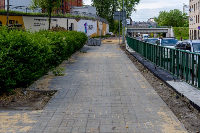 Prace przy budowie nowej rampy i przebudowy chodnika przy ul. Chorzowskiej wchodzą w decydujący etap
