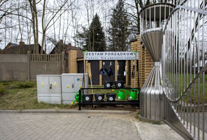 Stanowisko z akcesoriami do prac porządkowych na cmentarzu komunalnym