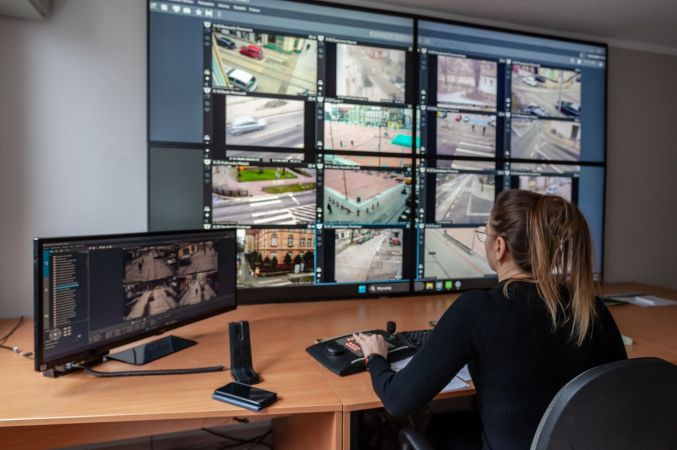 Operatorka przed ekranami monitoringu