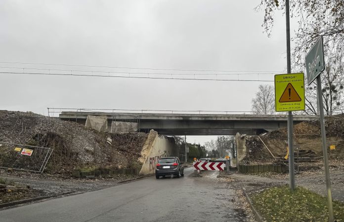Zamknięty przejazd i przejście dla pieszych pod wiaduktem nad ul. Sikorskiego