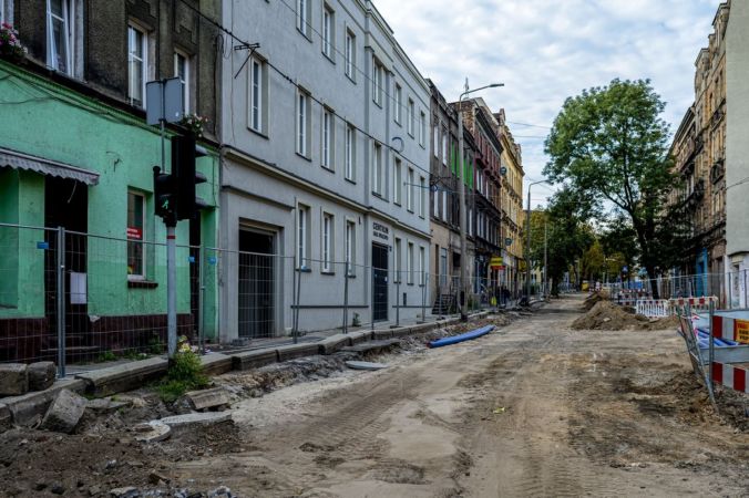 Trwająca przebudowa układu drogowego i torowiska tramwajowego w ul. Piekarskiej ma wpływ nie tylko na ruch drogowy i komunikację tramwajową, ale codzienne życie mieszkańców
