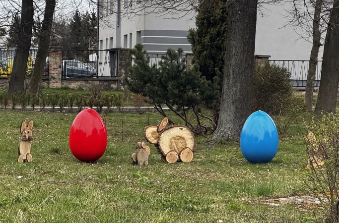 Wielkanocne ozdoby na placach i skwerach