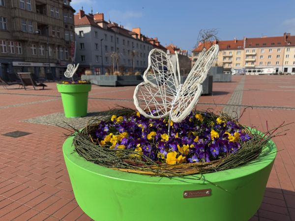 Wielkanocne ozdoby na placach i skwerach