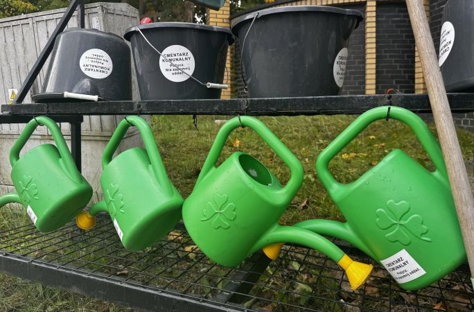 Regał z narzędziami do porządkowania nagrobków