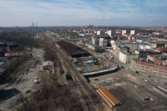 Montaż elementów konstrukcyjnych nowego wiaduktu w rejonie Zamłynia