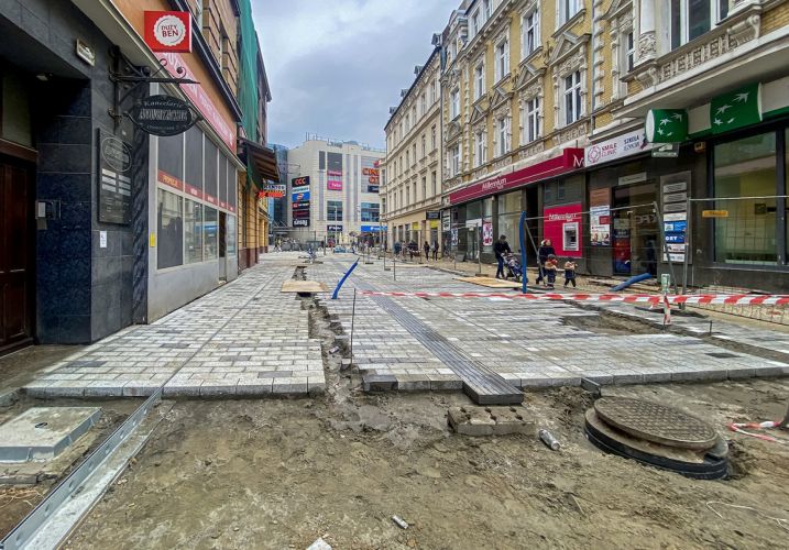 Co słychać na placu budowy ul. Dworcowej? Rozpoczęły się prace brukarskie na odcinku od pl. Kościuszki do ul. Moniuszki
