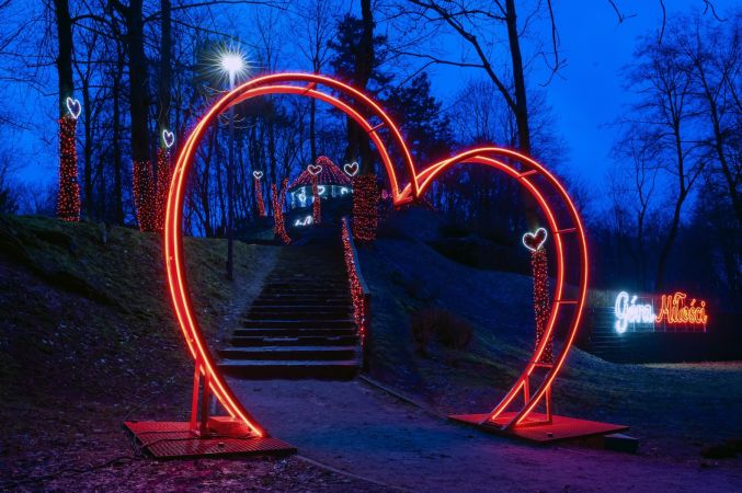 Walentynkowe iluminacje na Górze Miłości