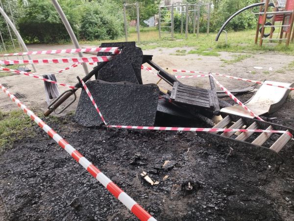 Wandale zniszczyli i podpalili plac zabaw w Bobrku
