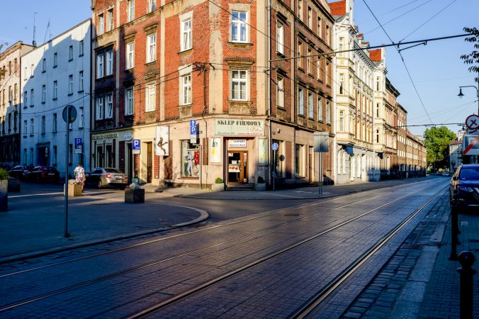 Stan nawierzchni płyt w ul. Katowickiej ulega dalszemu pogorszeniu. Wykonawca wezwany do pilnej naprawy