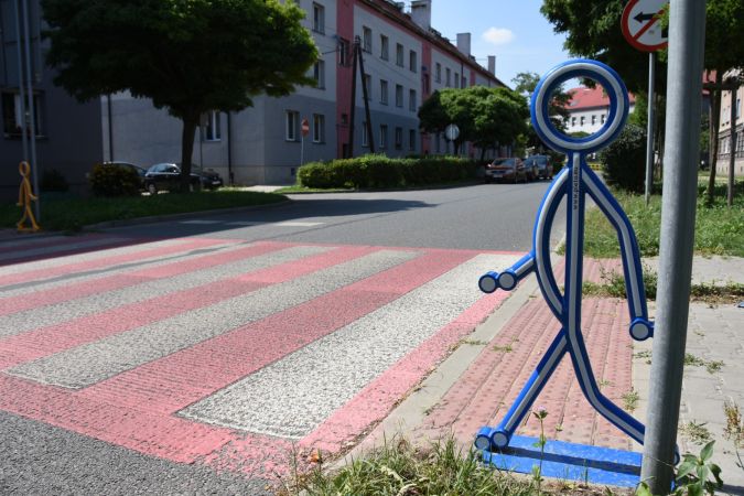 Odblaskowe ludziki mają dbać o bezpieczeństwo