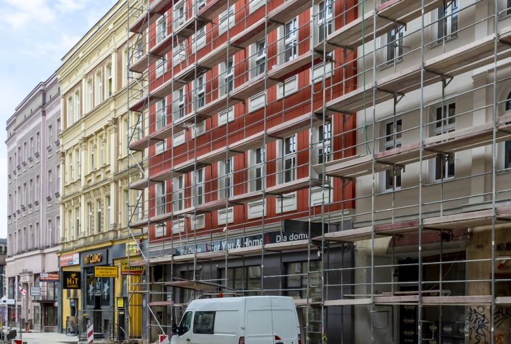 Co słychać na placu budowy ulicy Dworcowej? Kolejne zrewitalizowane kamienice odsłaniają swoje piękno