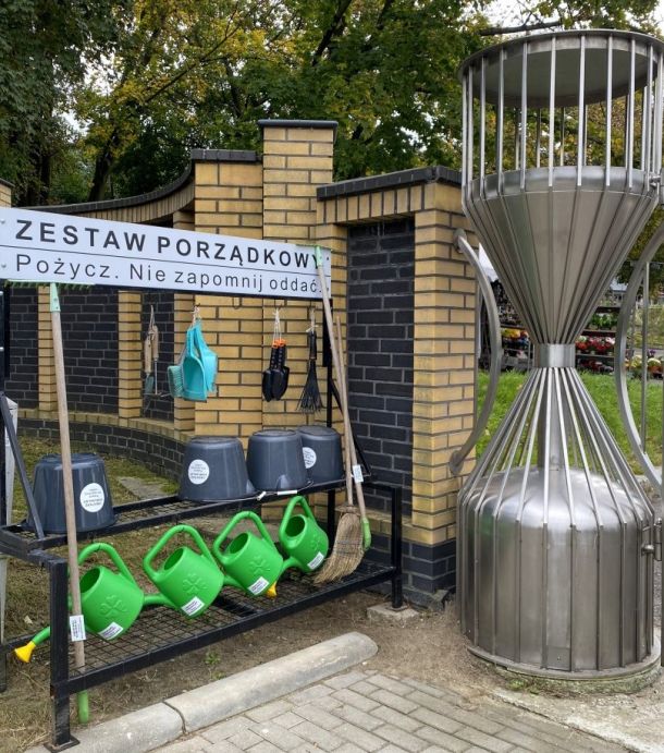 Znicze z drugiej ręki i zestawy do sprzątania nagrobków do wypożyczenia