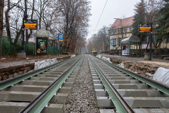 Trwa modernizacja torowisk tramwajowych w Bytomiu. Na budowie linii tramwajowej do Stroszka trwa montaż podkładów i szyn tramwajowych