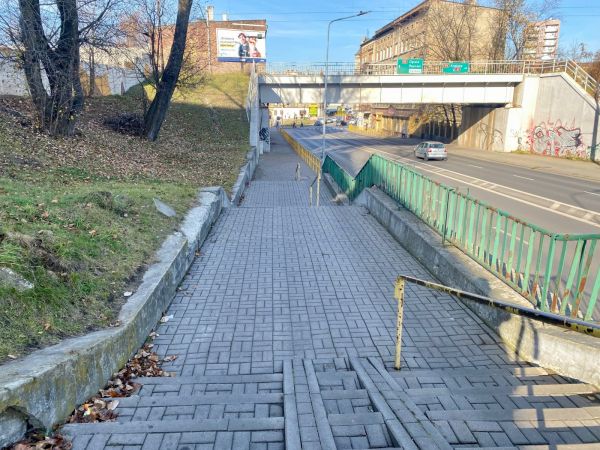 Chodnik i rampa przy ul. Chorzowskiej zostaną przebudowane. 21 lutego ruszają prace