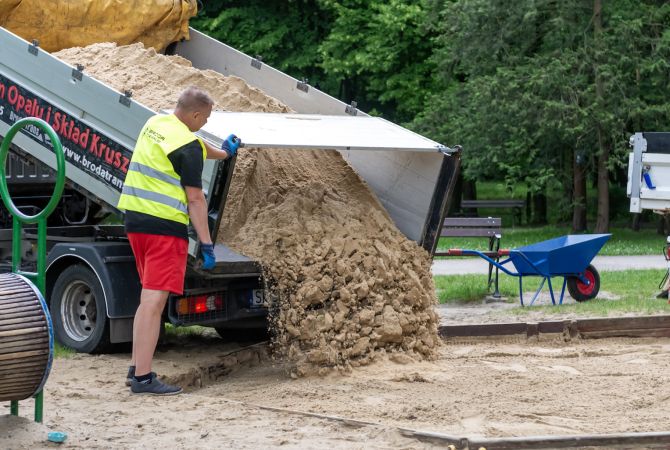 Wymiana piasku ma na celu zwiększenie bezpieczeństwa najmłodszych bytomian i ochronę ich przed chorobami.