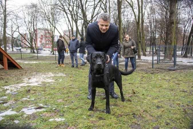 Prezydent Mariusz Wołosz z psem Dżambo na wybiegu dla psów