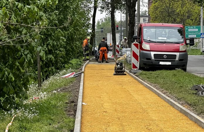 Rozpoczęła się przebudowa chodników w mieście za prawie 1 mln zł. Na zdjęciu przebudowa chodnika w Łagiewnikach przy ul. św. Piotra
