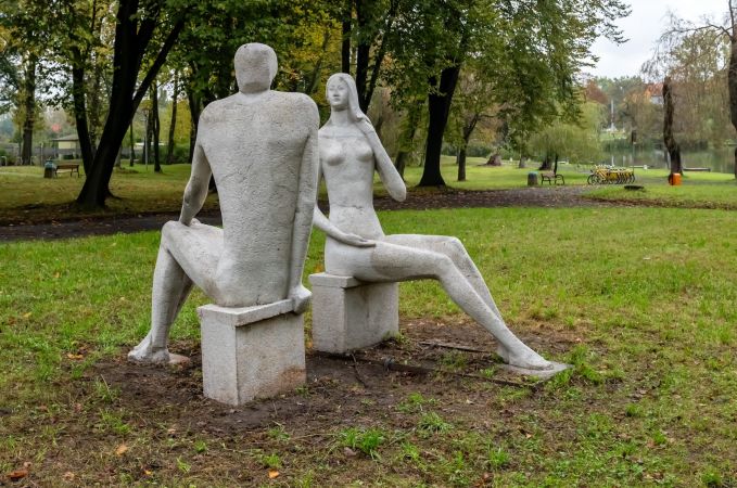 Trwa remont parkowej rzeźby Dwoje