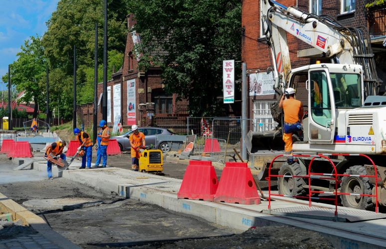 Nowe torowisko tramwajowe, chodniki, budowa peronów wiedeńskich. Trwa przebudowa ul. Piekarskiej