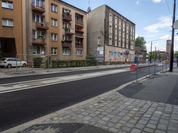 Na placu budowy ul. Piekarskiej trwa asfaltowanie, brukowanie i przebudowa skrzyżowań