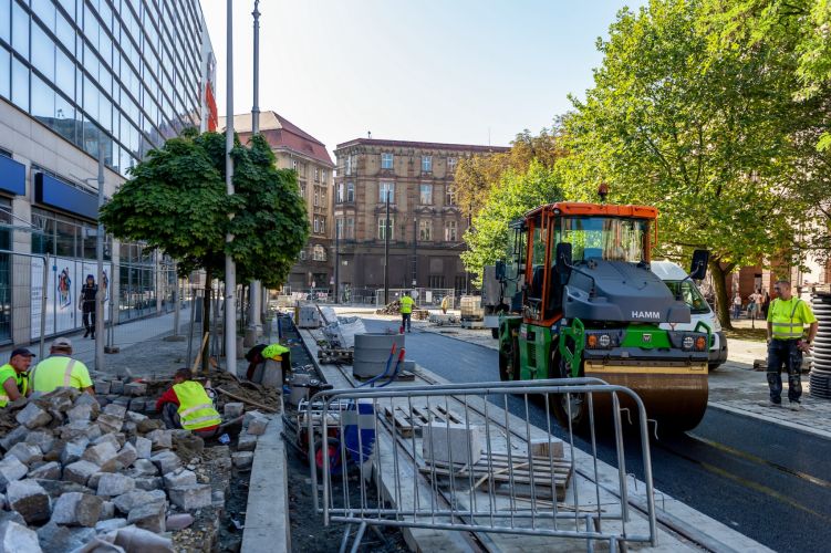 Prace na ulicy Piekarskiej wchodzą w decydujący etap. Trwa już asfaltowanie jezdni w rejonie Sądu Rejonowego