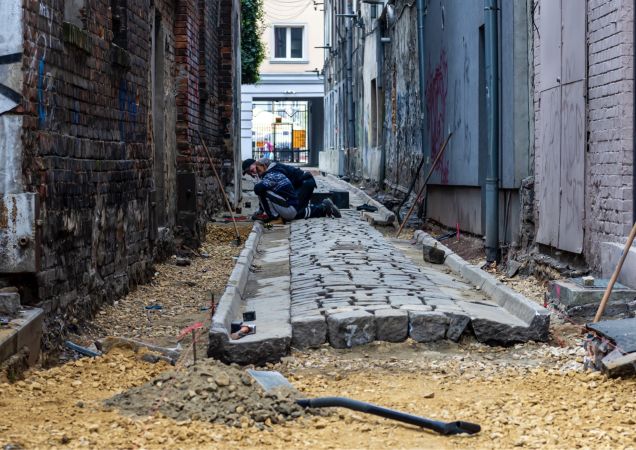 Średniowieczna ulica zmieni swoje oblicze. Trwa rewitalizacja ul. Zaułek