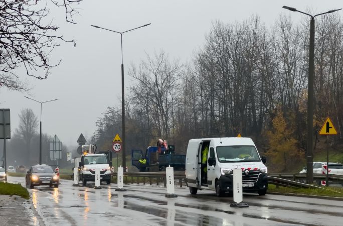 Rozpoczęła się wymiana słupów oświetleniowych na al. Jana Pawła II