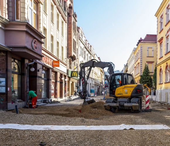 Trwa rewitalizacja ul. Dworcowej, jednej z najważniejszych ulic w naszym mieście, łączącej Plac Michała Wolskiego z ul. Moniuszki i Placem Tadeusza Kościuszki.Trwa rewitalizacja ul. Dworcowej, jednej z najważniejszych ulic w naszym mieście, łączącej Plac Michała Wolskiego z ul. Moniuszki i Placem Tadeusza Kościuszki.