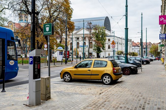 Modernizacja chodnika i miejsc postojowych przy ul. Moniuszki zakończona
