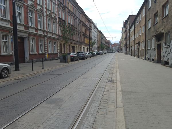Trwają prace gwarancyjne na ul. Katowickiej. Pierwsza część zniszczonych i uszkodzonych płyt została wymieniona