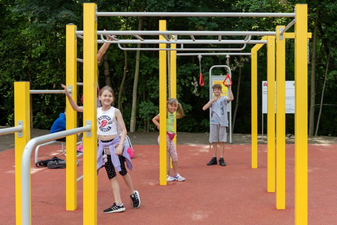 Mieszkańcy mogą już korzystać ze zmodernizowanego placu zabaw, ścieżki sensorycznej i urządzeń do street-workoutu, które pojawiły się w rejonie Parku im. Marii Konopnickiej oraz Młodzieżowego Domu Kultury nr 2 w Karbiu