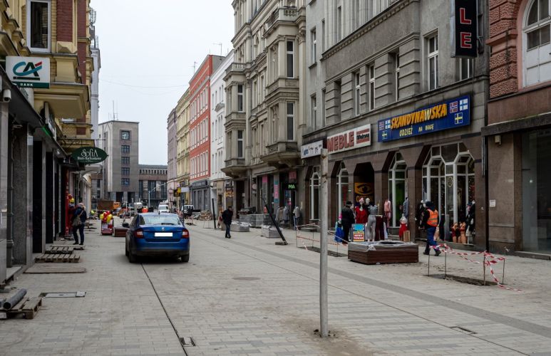 Rewitalizacja ulicy Dworcowej. Rozpoczął się montaż latarń oświetlenia ulicznego oraz donic