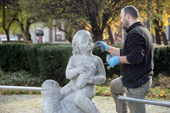 Trwa renowacja rzeźb na pl. Akademickim