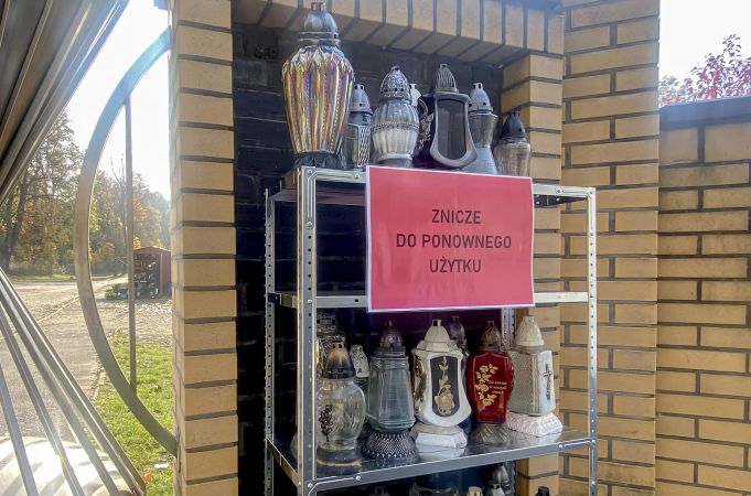 Daj zniczowi drugie życie. Regał na znicze stanął na cmentarzu komunalnym przy Kwiatowej